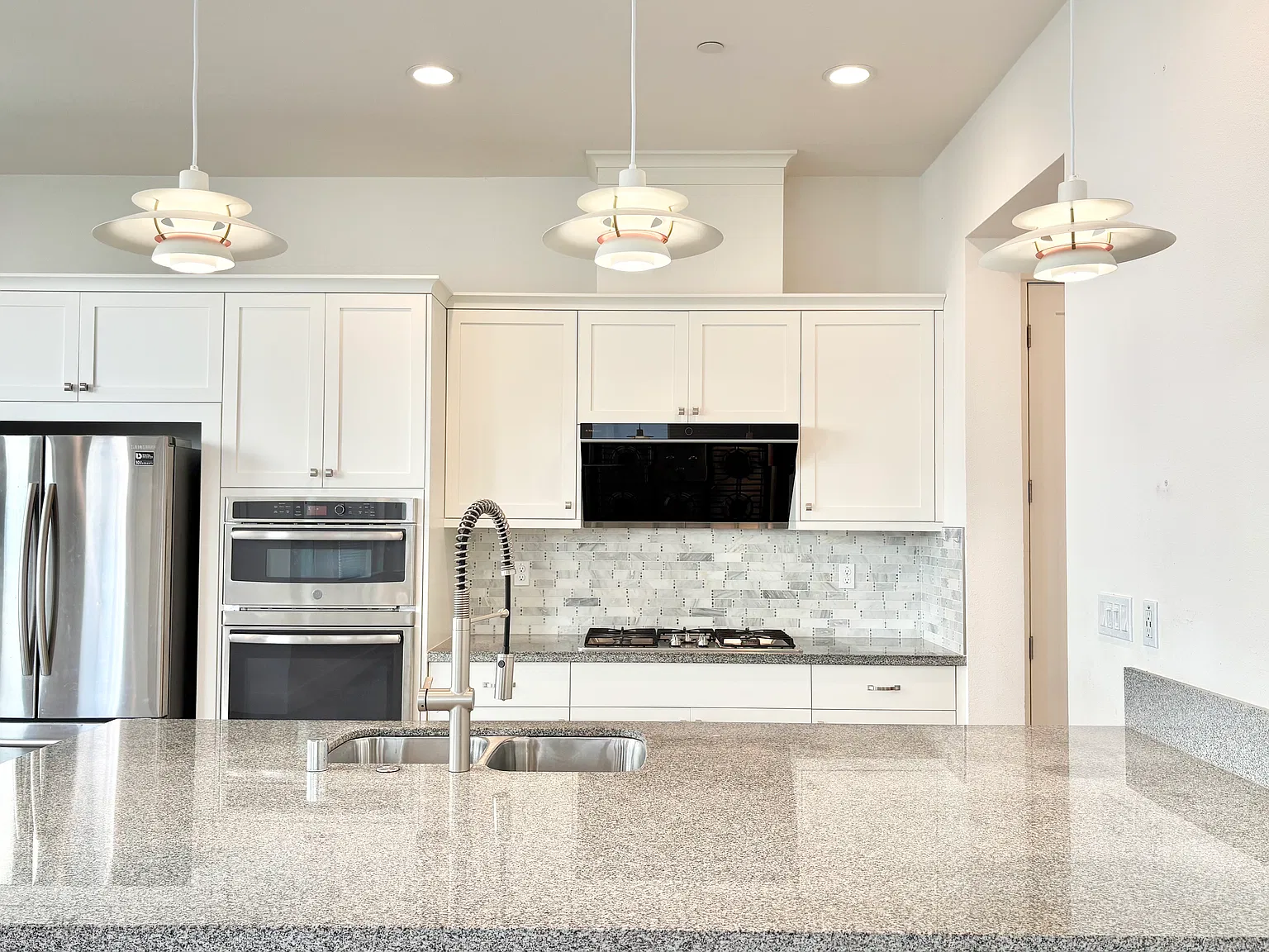 3 bed, 2.5 bath, 1842 sqft, $4,350 — Photo 1