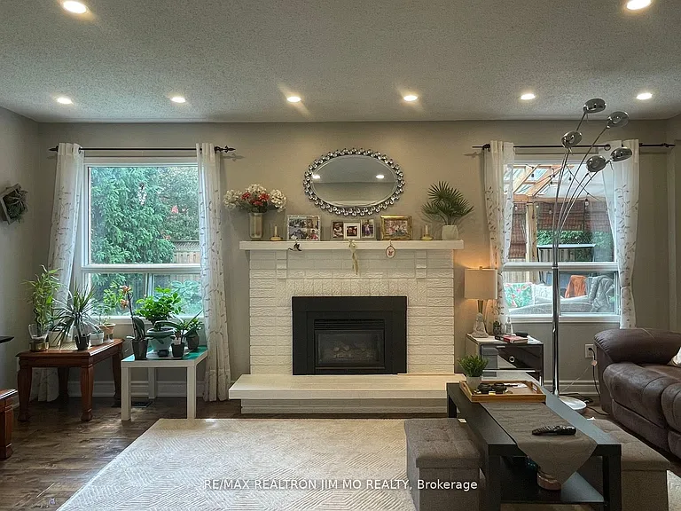 60 Silverbirch Pl — Photo 7