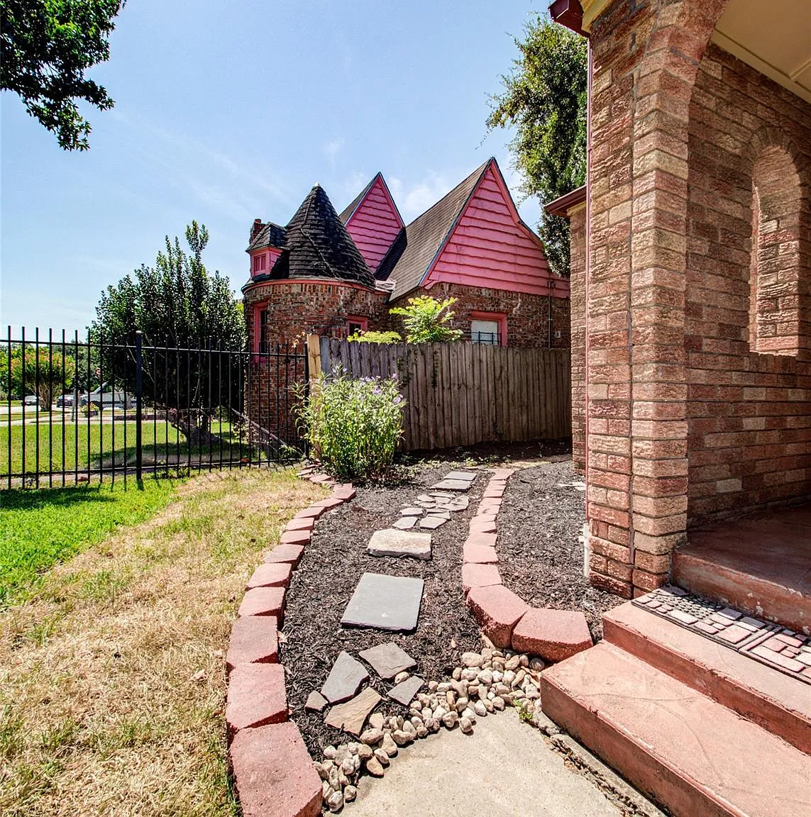 2 bed, 1.0 bath, 1441 sqft, $2,100 — Photo 4