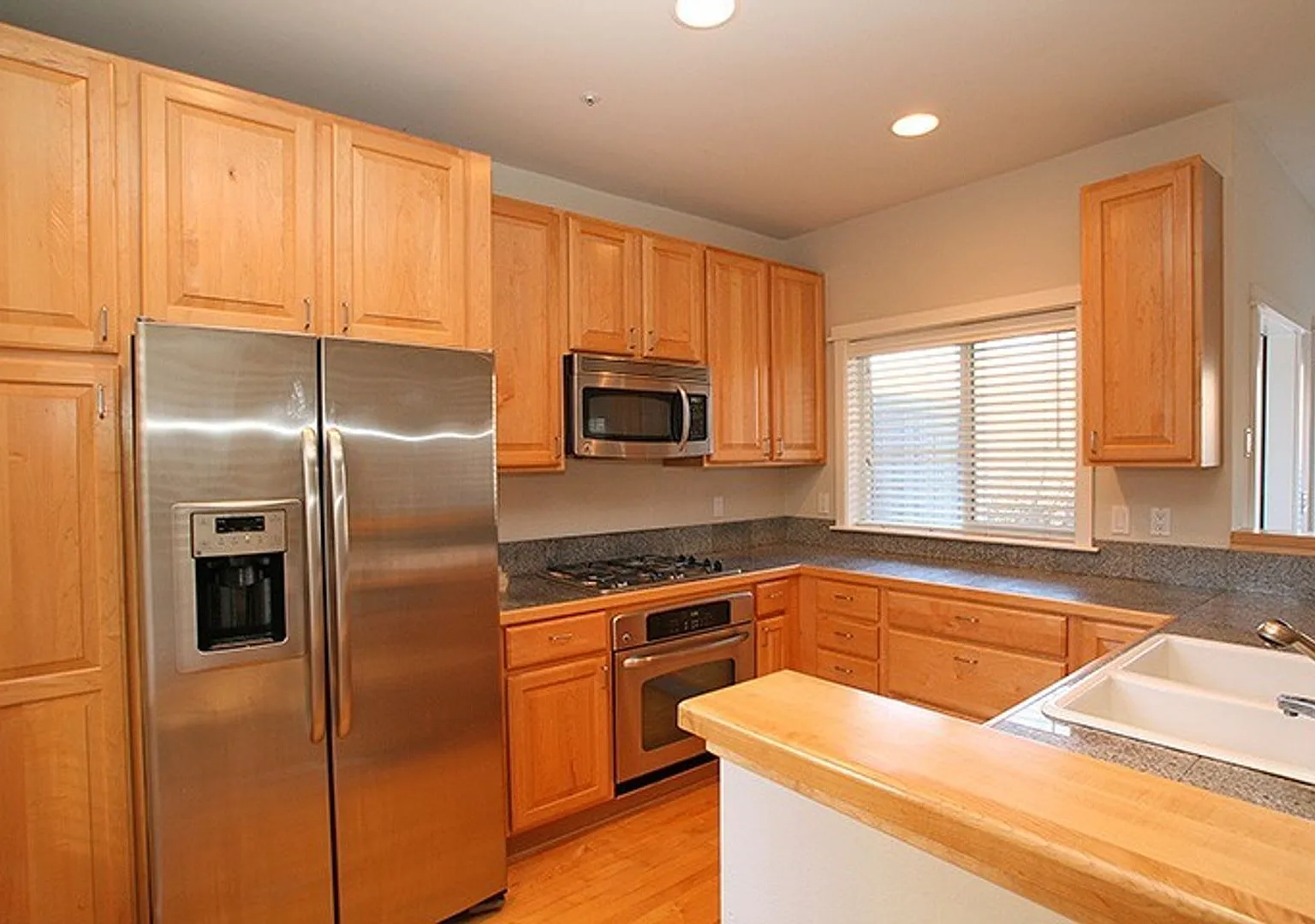 2bd/2.5ba Kirkland Townhome — Photo 4