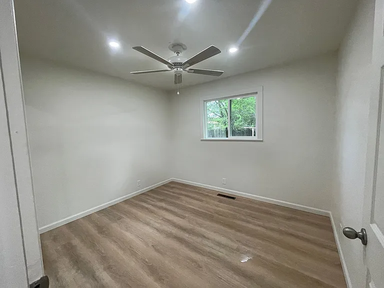 2405 Tamarac Dr — Photo 10