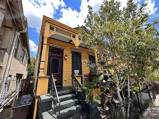 715 Touro St