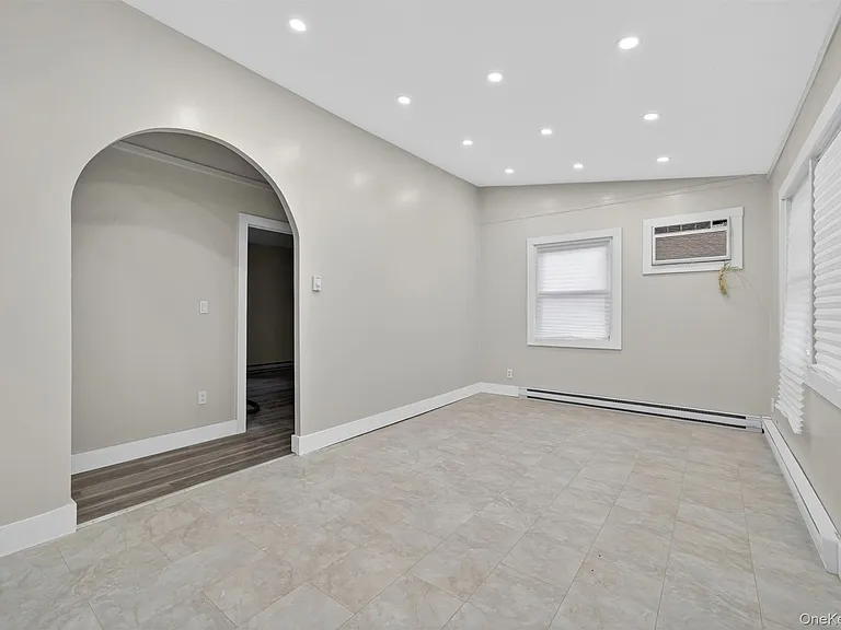 11 Edward Ave — Photo 2