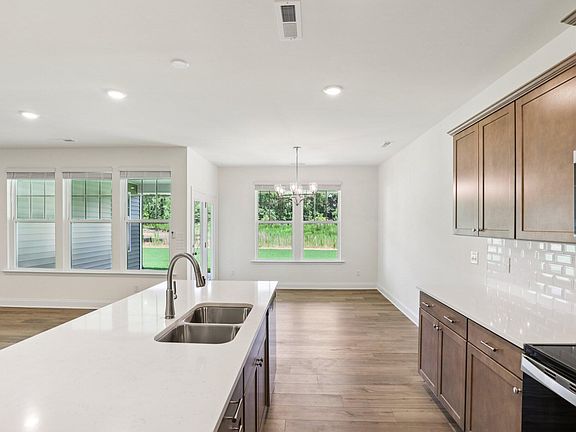 4th image of 552 Hipwood Dr