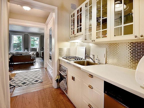 3rd image of 32 W 87th St #3