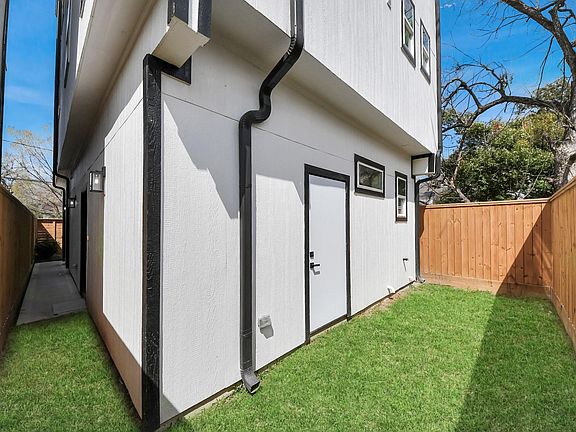 5th image of 2711 Delano St