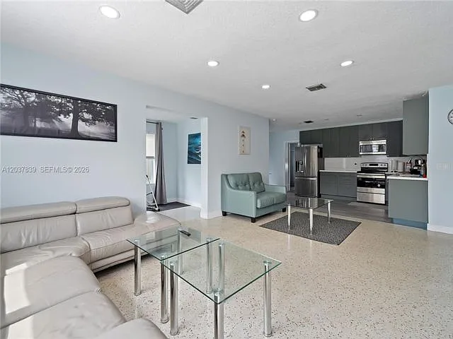 3 bed, 2.0 bath, 1492 sqft, $3,600 — Photo 4