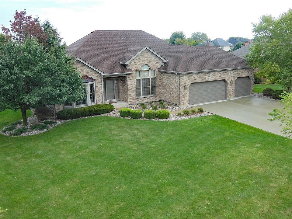 Great curb appeal, newer concrete driveway, 3 car Garage
