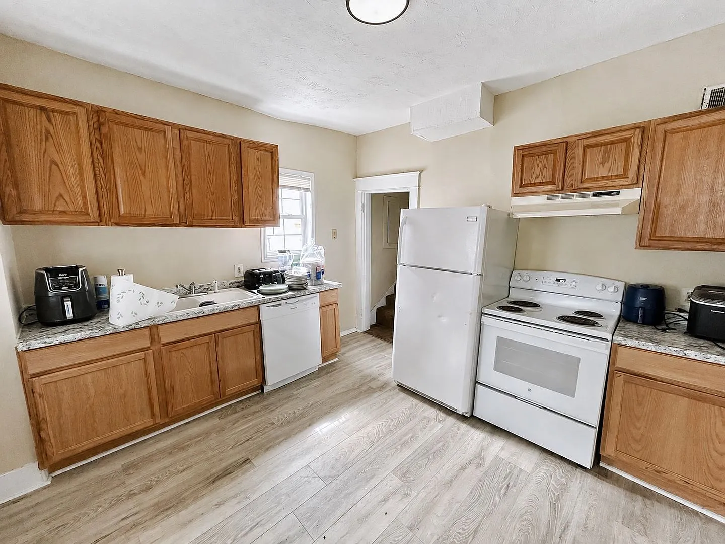 **Pre-Leasing For 20272028 School Year — Photo 2
