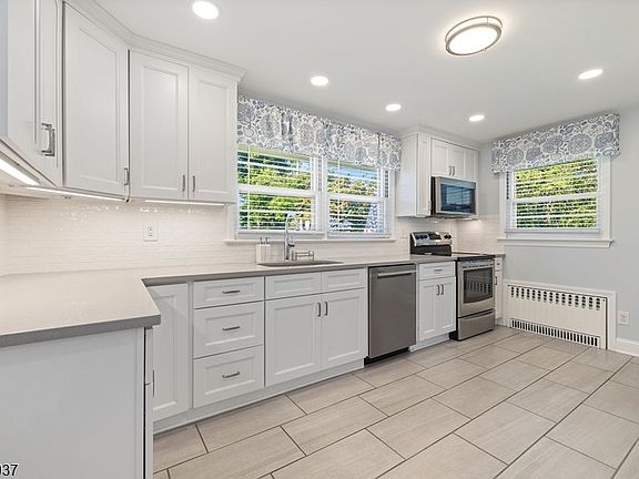 4th image of 1015 Lakeview Dr