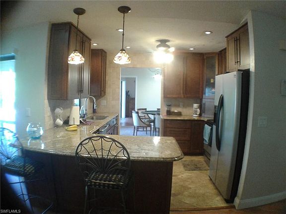 5th image of 202 SE 20th Ct