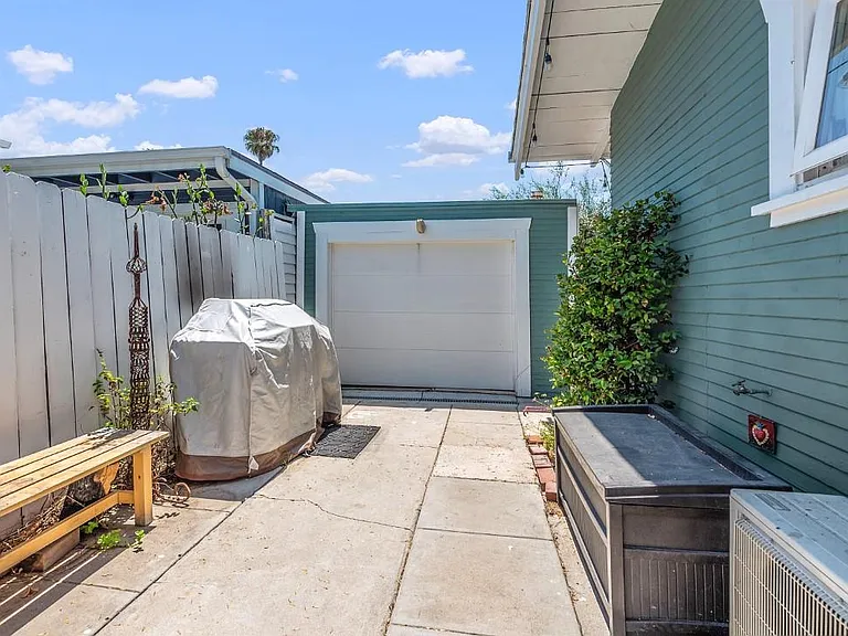 2529 Monroe Ave — Photo 15