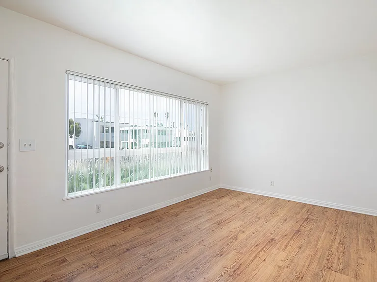 Herschel Apartments — Photo 3