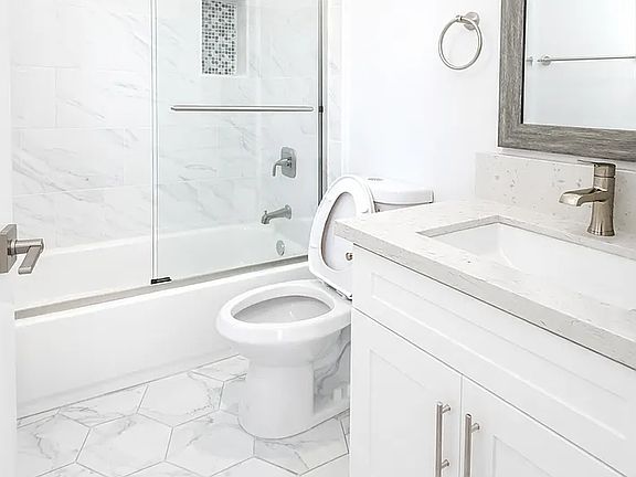 5th image of 620 1/2 W 49th St #1
