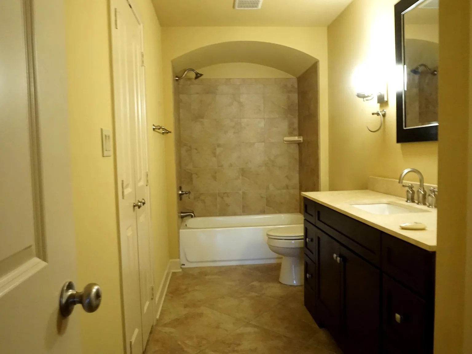 3 bed, 2.5 bath, 1800 sqft, $1,800 — Photo 2