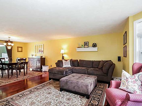 4th image of 46 Oak Hill Dr