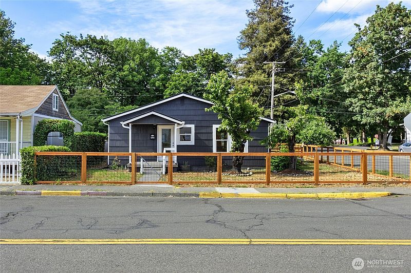 2nd image of 421 4th Street NE