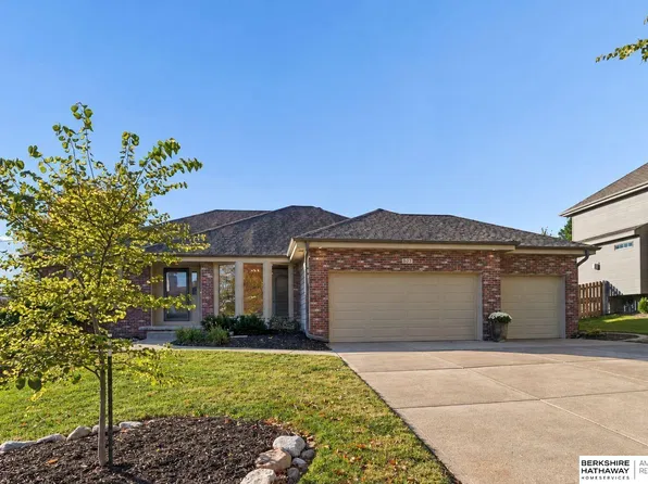 311 Fox Creek Ln, Papillion, NE 68046