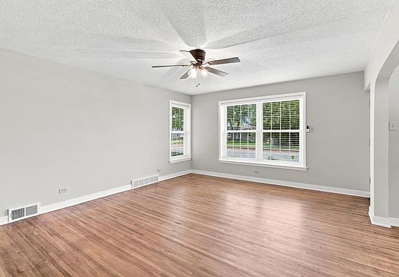 5th image of 928 2nd Ave E