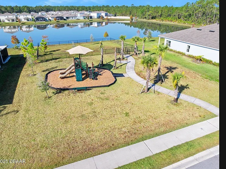 377 Crestwind Dr — Photo 5