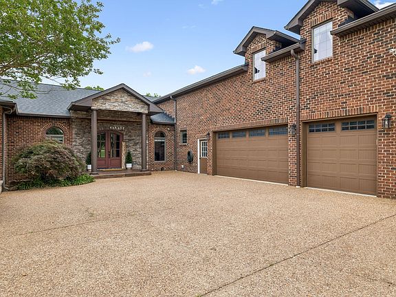 3rd image of 616 Ridgecrest Ln