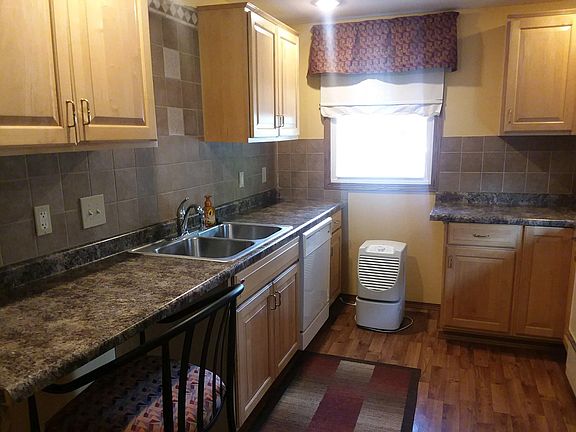 Kitchen - nice cabinet & counter space 