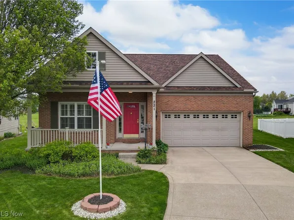 221 Gatwick Grove Cir, Wadsworth, OH 44281