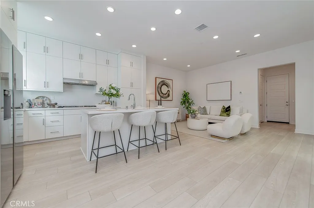 3 bed, 2.5 bath, 2265 sqft, $5,400 — Photo 4