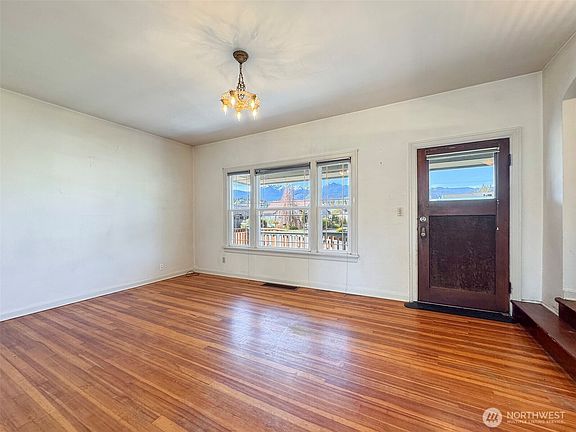 3rd image of 721 Georgiana Street