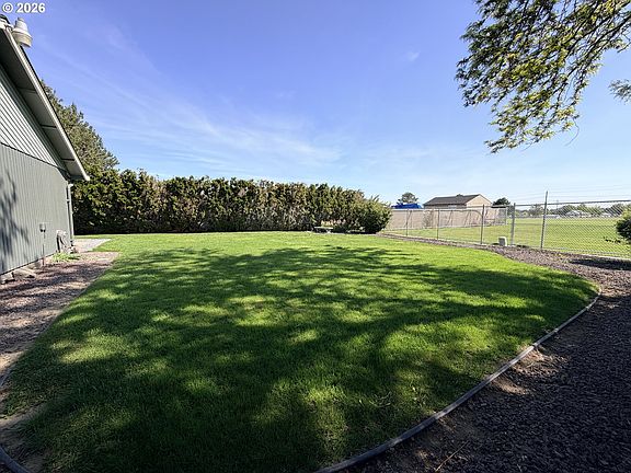4th image of 415 E Carter Dr