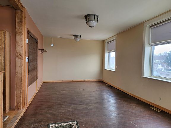 4th image of 120 E Park St