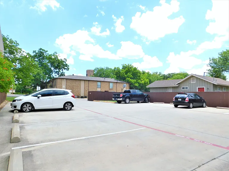 1512 N Elm St #302 — Photo 15