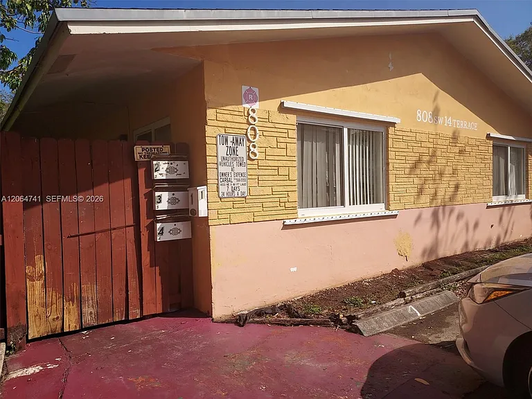 808 SW 14th Ter #4 — Photo 1