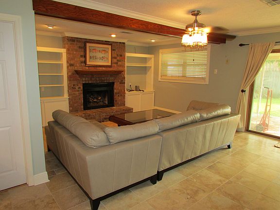 Gas fireplace