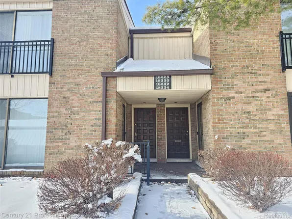 18328 University Park Dr, Livonia, MI 48152