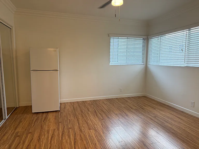 240 S Reeves Dr #A — Photo 6