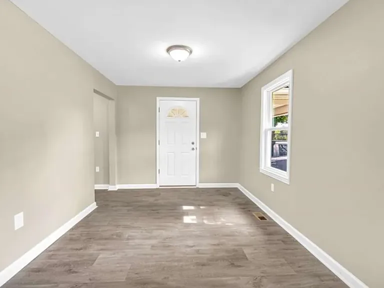 266 Randall St — Photo 4