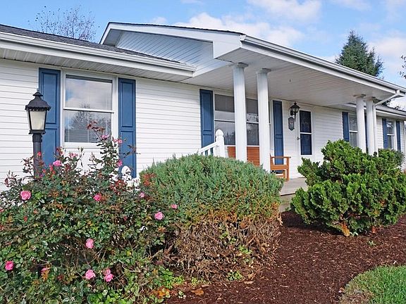 4th image of 32 Gainsborough Dr