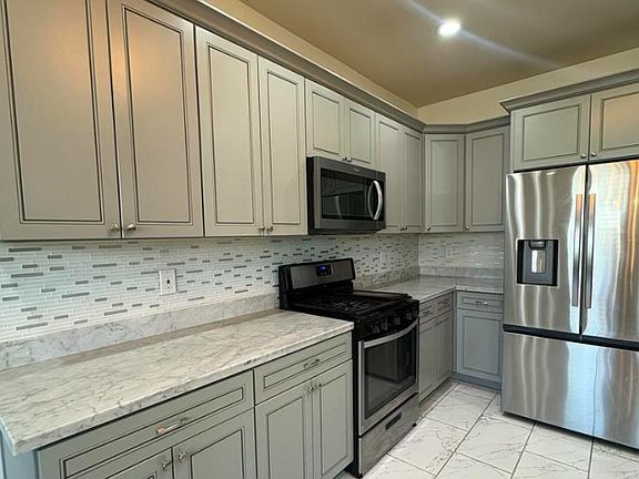 2nd image of 2808 Seine St