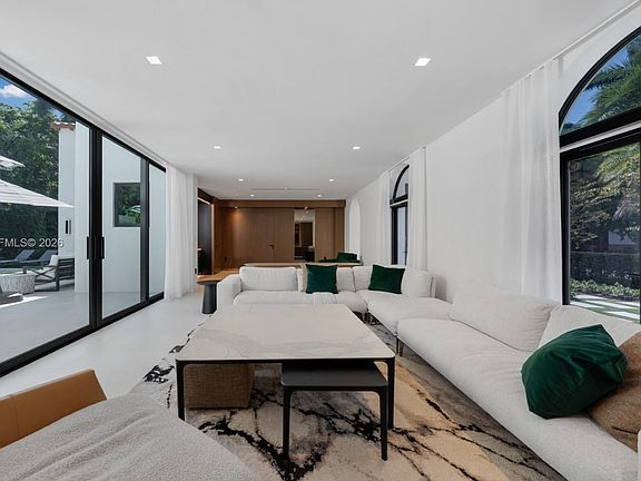5th image of 920 NE 72nd St #1