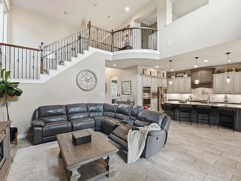 1110 River Bow Dr — Photo 2