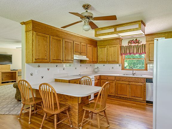 4th image of 275 Darrell Whitley Ln