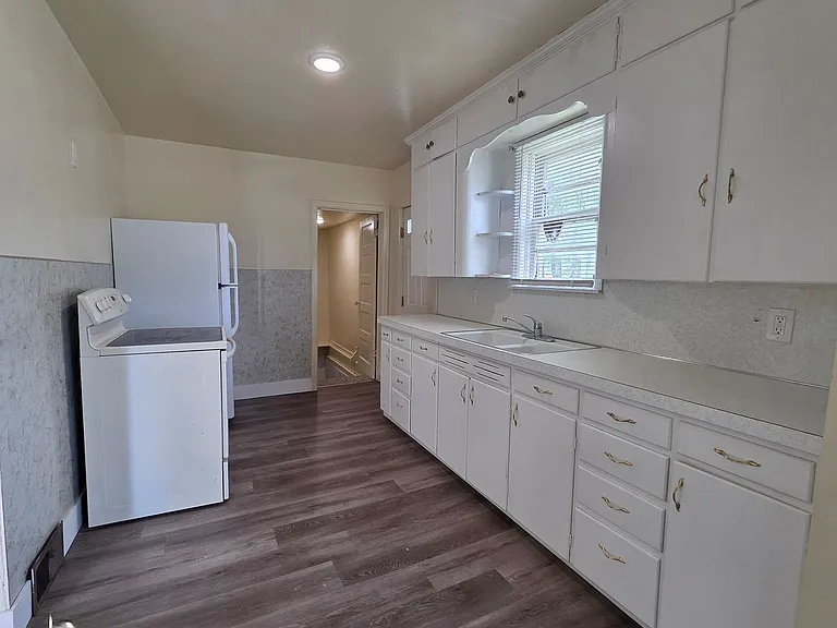 103 E Center St — Photo 6