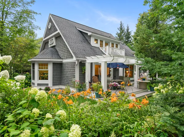 6059 Hills Cottage Ct, Petoskey, MI 49770