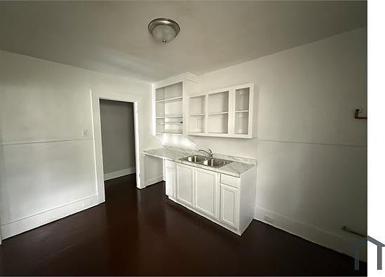 3rd image of 1321 Spring Hill Ave #B