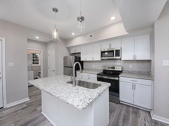 5th image of 2412 Marion Mashore St
