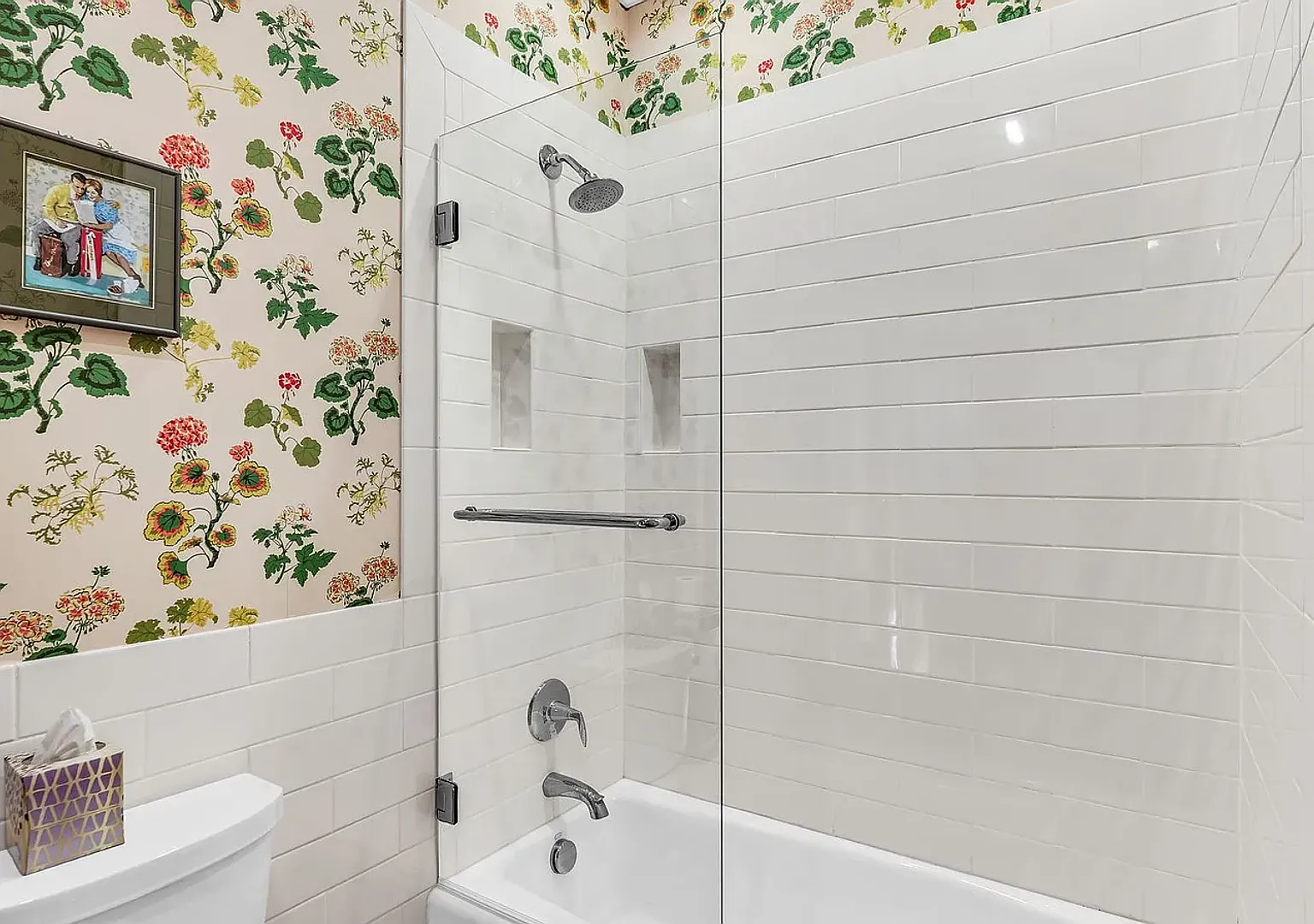 Classic Farmhouse Charm Meets Modern Comfort 5 Bedroom Home in DeLand — Photo 2