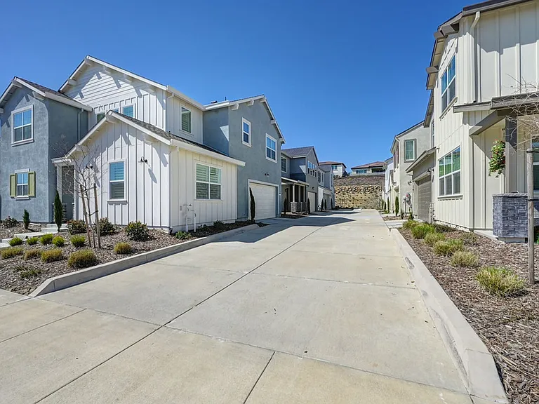 3209 Sunny Gate Ln — Photo 2