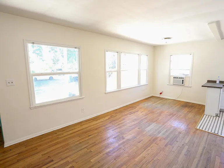 19422 Archwood St — Photo 10