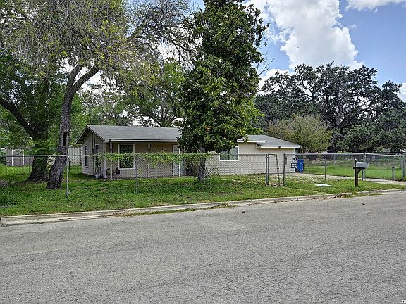 3rd image of 904 San Antonio